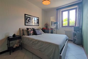 Grazioso tricolare in contesto di corte.