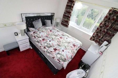 Hollybank Drive - Bed, S12 - Photo 5