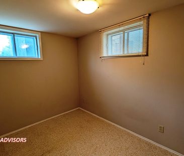 SPACIOUS 4 BED, 2 BATH, BUNGALOW HOME WITH A DOUBLE DETACHED GARAGE... - Photo 2