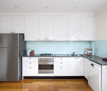 Contemporary Lifestyle Living in Ultra Convenient Locale - Photo 4