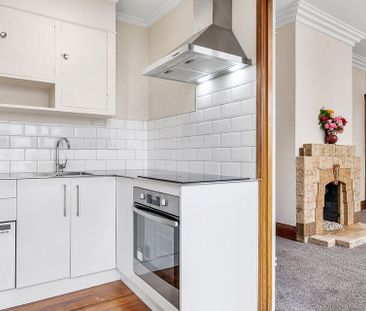 Beautiful, Warm Renovated Art Deco apartment - Photo 1