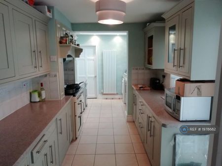 1 bedroom in a house share to rent - Photo 5