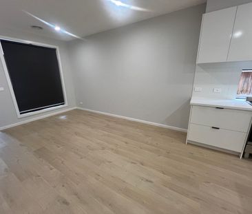 Brand New & Splendid Townhouse in West Footscray! - Photo 2