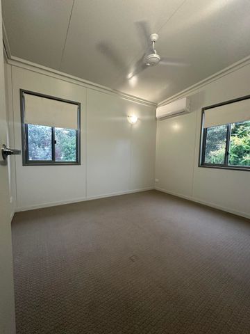 Modern 3 Bedroom 2 Bathroom Townhouse - Photo 5