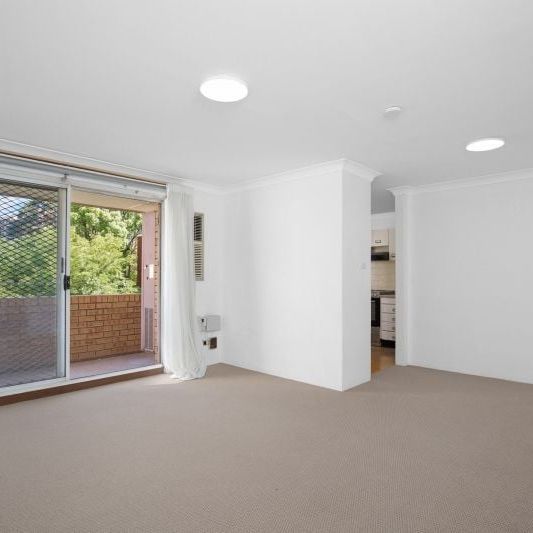 Updated Two Bedroom Apartment in Boutique Complex – Walk to Station - Photo 1