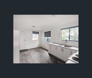 Charming & Tidy 3 Bedroom Home with Air Conditioning and Large yard - Photo 3