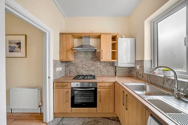 2 Bed Flat, Cranbrook Road, IG2 - Photo 1
