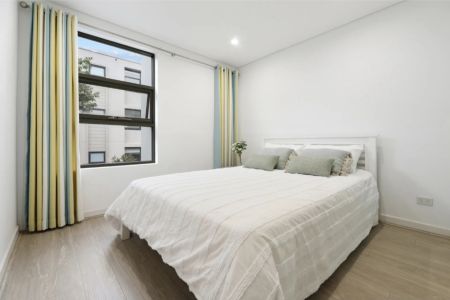 Beautiful Top Floor Two-Bedroom Apartment in Quiet Location - Photo 2