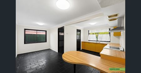 Spacious Family Home with 5 Living Zones: - Photo 5