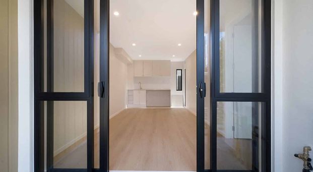 Brand-New ! Exceptional 4-Bedroom Townhouse for rent in Prestigious Takapuna - Photo 1