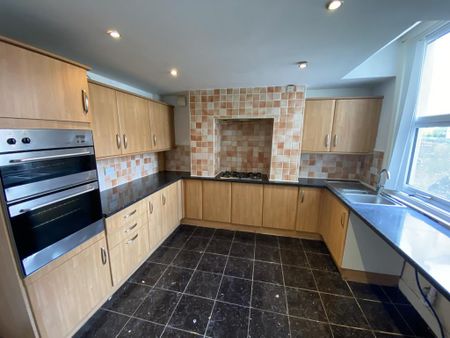 3 bedroom semi-detached house to rent - Photo 4