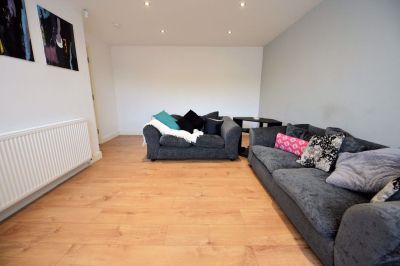 3 bedroom House in Willow Close, Leeds - Photo 2