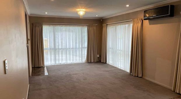 MODERN, SUNNY & SPACIOUS 5 BEDROOMS HOUSE , GARAGE - Photo 1