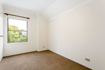 Beautifully Renovated Three Bedroom Townhouse - Photo 3