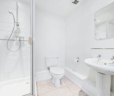 Flat to rent - Macarthur Close, Erith, DA8 - Photo 4