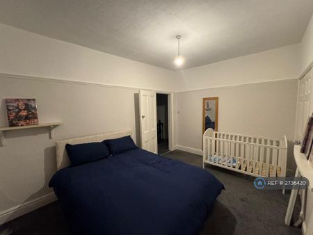 3 bedroom end of terrace house to rent - Photo 4