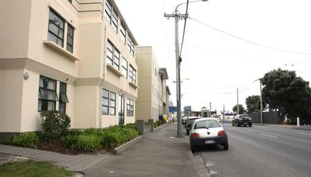 5 Bedroom City Apartment - Photo 2