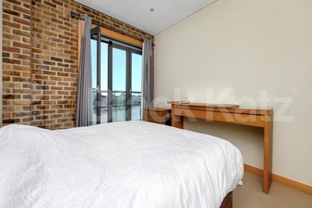 Over looking the banks of River Thames - Photo 3