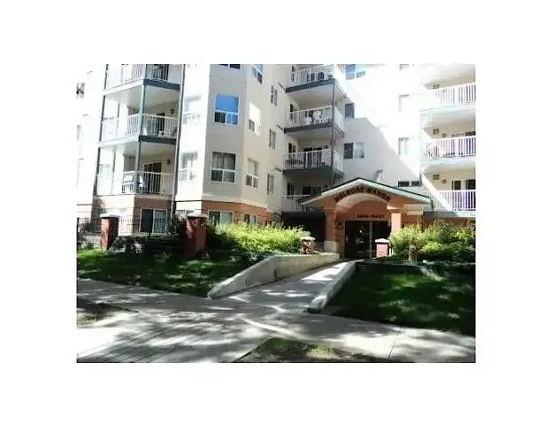 looking for a roommate to share a 2 bedroom condo in a prime downtown spot | 9938 104 St NW, Edmonton - Photo 1