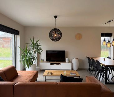 Moderne gezinswoning met tuin in Oostrozebeke met 3 slaapkamers, ga... - Photo 1
