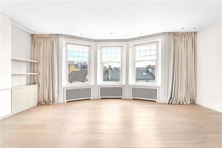 A magnificent top floor (third floor with lift) four bedroom, three bathroom flat presented in immaculate order with a modern kitchen and bath/shower rooms. Thanks to the unobstructed views and period features the principal reception rooms east-facing and offer plenty of nat - Photo 2