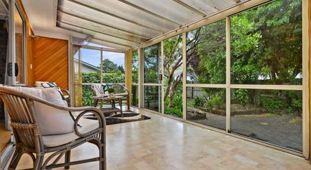 SINGLE LEVEL 3 BEDROOM BEAUTY - Photo 2