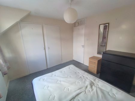 2 Bed Maisonette, York Road, SW11 - Photo 4