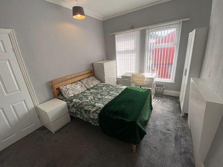 4 bedroom terraced house to rent - Photo 3