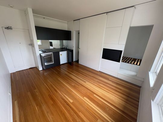 Stylish Art Deco Apartment in Award-Winning Complex - Photo 1