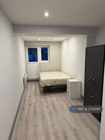 1 bedroom in a house share to rent - Photo 4