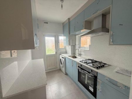 3 bedroom semi-detached house to rent - Photo 2