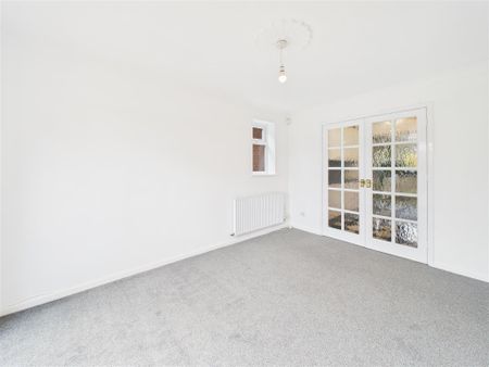 4 bedroom Detached house to rent - Photo 2