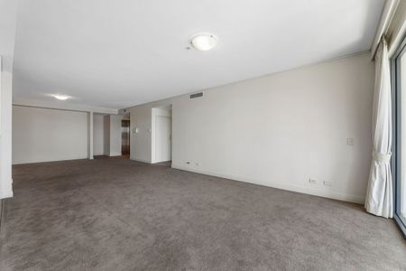 Elegant Three Bedroom Residence with Harbour Views - Photo 3