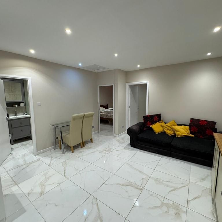 1 bedroom in a flat share to rent - Photo 1