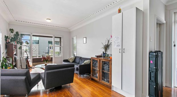 Character Art Deco Apartment in the Heart of Newmarket - Photo 1