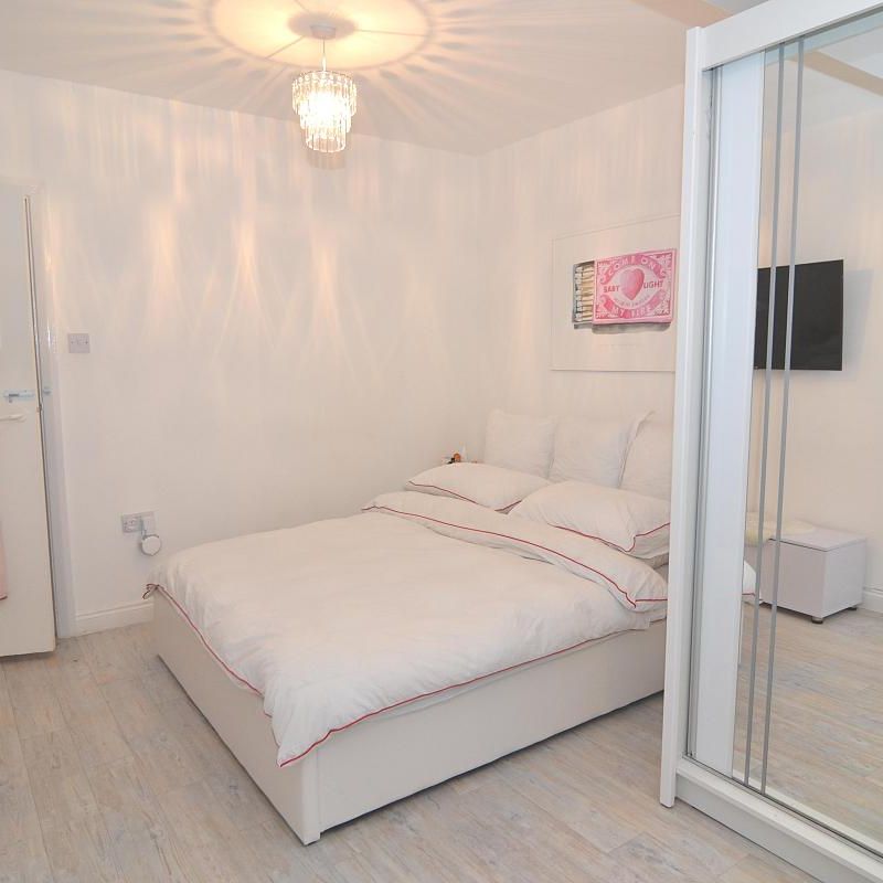 2 bedroom flat in London - Photo 1