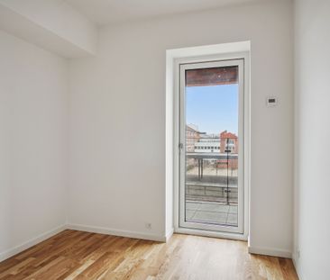 Rummelig og lys 2-værelses lejlighed med egen altan og unikke fælle... - Foto 6