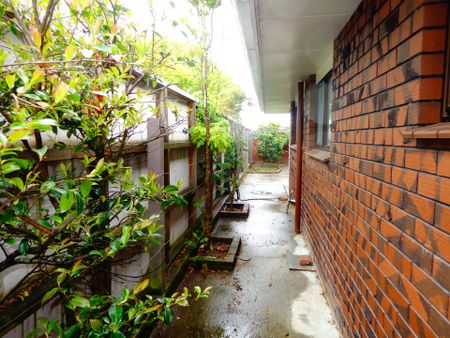 Lovely Three Bedroom Centrally Located - Photo 3