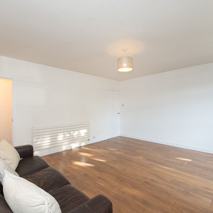 3 Bed Flat, Arnal Crescent, SW18 - Photo 1
