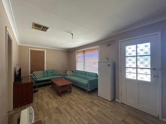 ROOM FOR RENT! Shared Accommodation! - Photo 1