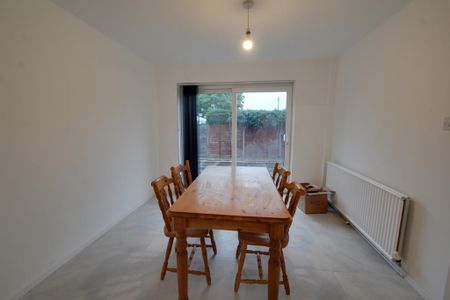 4 bedroom detached house to rent - Photo 2