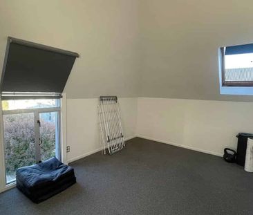 Location! 3 bed townhouse with double garage - Photo 3