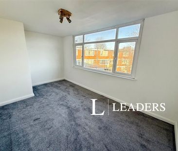 house to rent Princes Square, Stoke-on-Trent, Staffordshire, ST6 - Photo 2