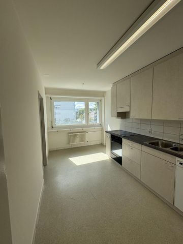 Helle und zentral gelegene 3.5 Zimmerwohnung im 4. OG - Photo 4