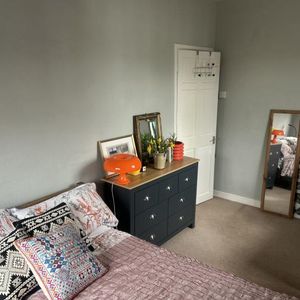 Beautifully bright double room to share with one other. Female only - Photo 2