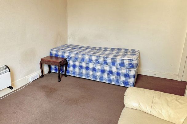 To Let 1 Bed Flat - Photo 1
