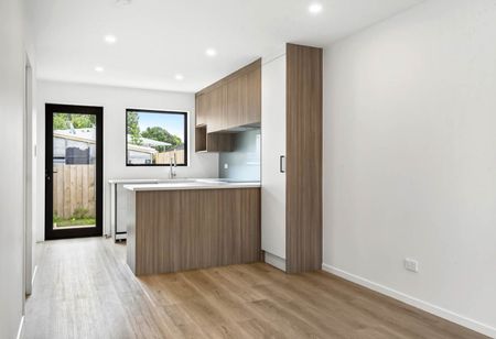 Prime Green Bay Location – 2-Bedroom Townhouse with Special Offer - Photo 4