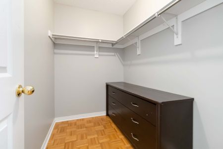 For Lease - 2466 Newcastle Crescent, Oakville, Ontario - Photo 3