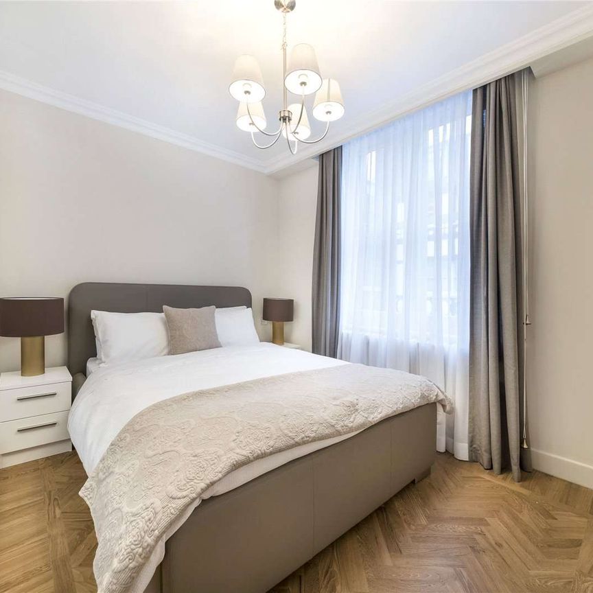 A smart two bedroom apartment in Knightsbridge, walking distance to Harrods and Sloane Street. - Photo 1