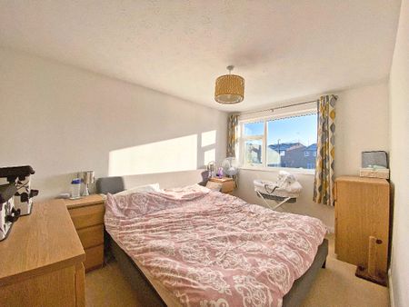 Pinewood Park, Farnborough, GU14 - Photo 2